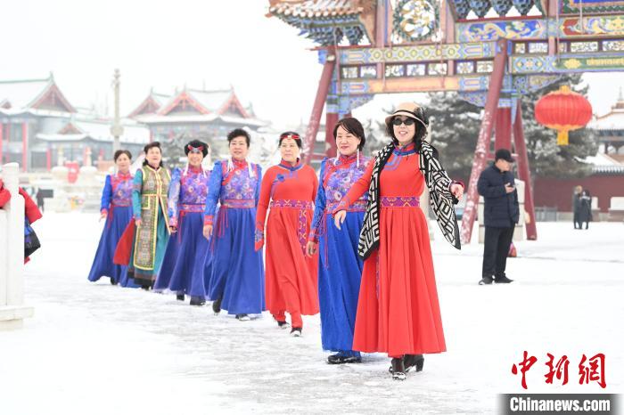 2月13日，老年人在呼和浩特市大召廣場拍照“打卡”?！⑽娜A 攝