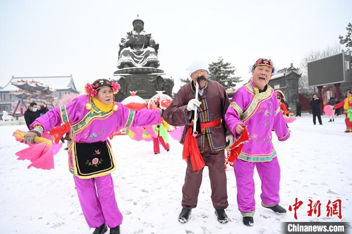 2月13日，秧歌隊在呼和浩特市大召廣場雪中起舞?！⑽娜A 攝