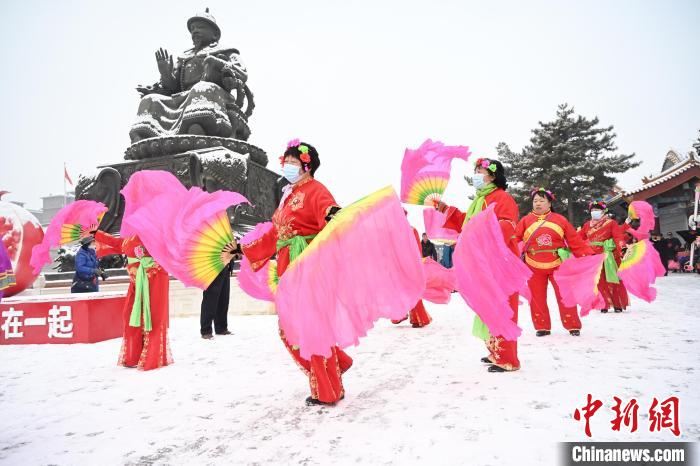 2月13日，秧歌隊在呼和浩特市大召廣場雪中起舞。　劉文華 攝