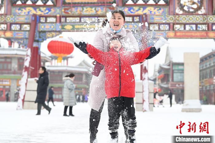2月13日，家長與小朋友在呼和浩特市大召廣場享雪趣。　劉文華 攝