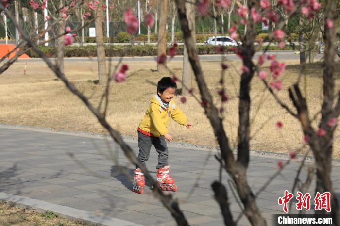 小朋友公園里玩耍?！∴囆?qiáng) 攝