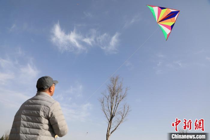 市民在放風(fēng)箏?！∴囆?qiáng) 攝