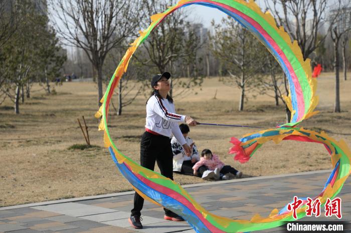 市民在公園里上演彩綢舞?！∴囆?qiáng) 攝