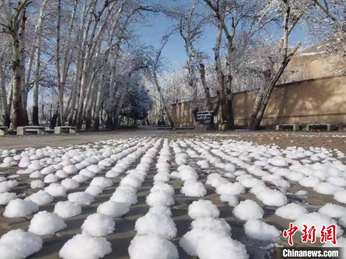 圖為春雪過后的莫高窟美不勝收。　周斌全 攝