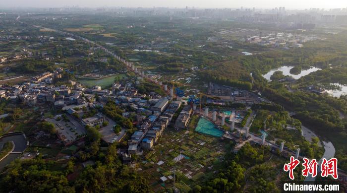 航拍正在建設(shè)中的成都至自貢高速鐵路成都段?！⒅铱?攝