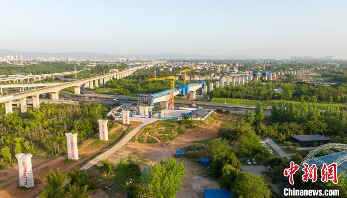 航拍正在建設(shè)的成都至自貢高速鐵路跨成都繞城高速公路連續(xù)梁施工現(xiàn)場?！⒅铱?攝