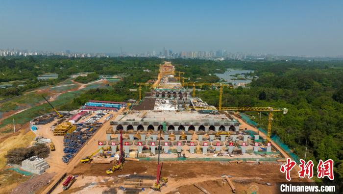 加緊施工建設(shè)的天府站多線橋。　劉忠俊 攝