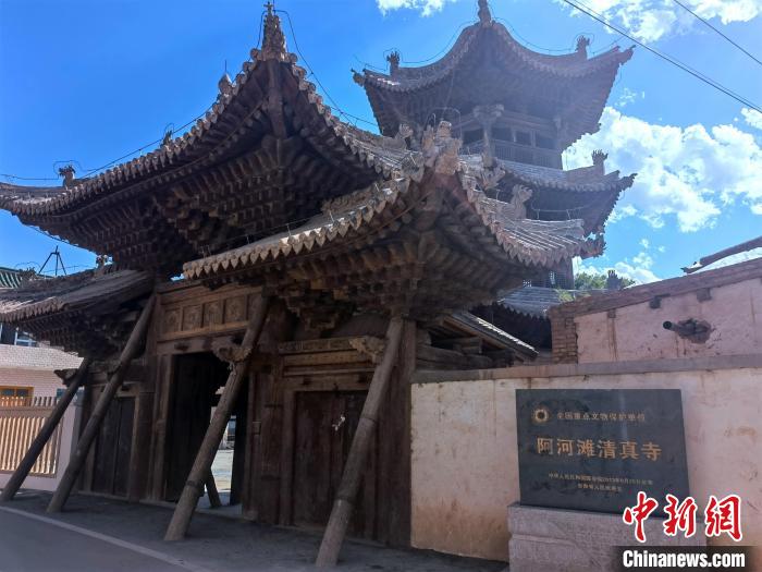 圖為集漢、藏、伊斯蘭風(fēng)格于一體的700年歷史的全國重點保護文物——阿河灘清真寺。　張海雯 攝