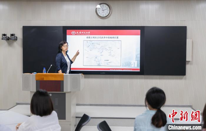 天津師范大學(xué)跨文化與世界文學(xué)研究院院長、教授郝嵐正在為同學(xué)們上課?！⊥踉谟?攝