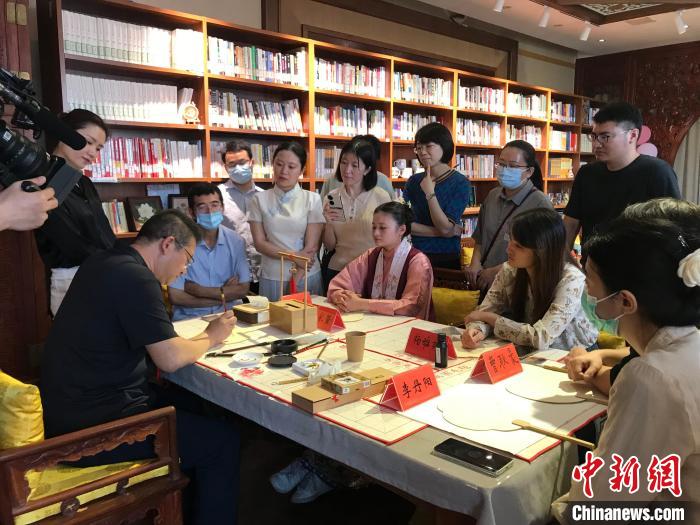 9月14日，“月動臨秋扇”中華傳統(tǒng)文化沉浸式體驗活動在北京紀(jì)曉嵐故居舉辦。 陳建新 攝 陳建新 攝