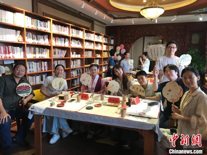 9月14日，“月動臨秋扇”中華傳統(tǒng)文化沉浸式體驗活動在北京紀(jì)曉嵐故居舉辦。陳建新 攝 陳建新 攝