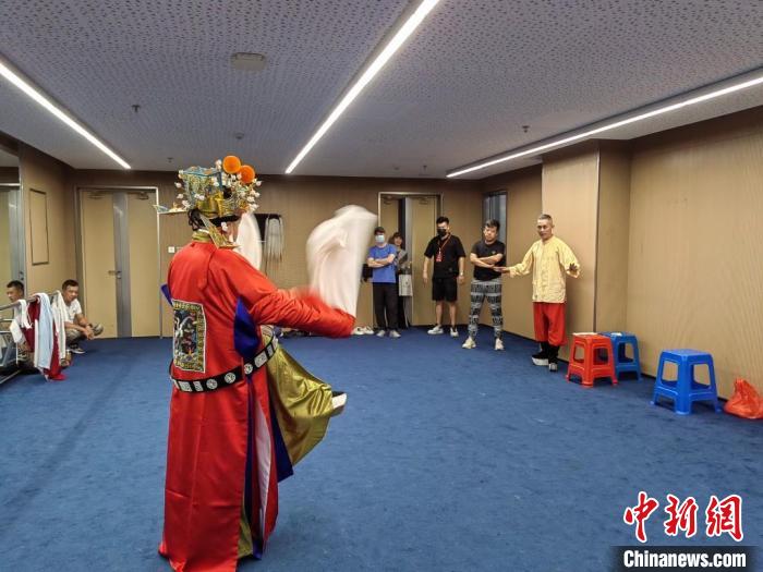 “天下第一團”正在進行練習?！±ド绞形捏w廣電和旅游局供圖