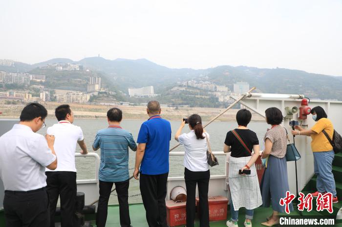重慶市政協(xié)“同心聚力巴渝行”主題采訪團15日走進奉節(jié)，了解當?shù)卣f(xié)委員護江成效?！×簹J卿 攝