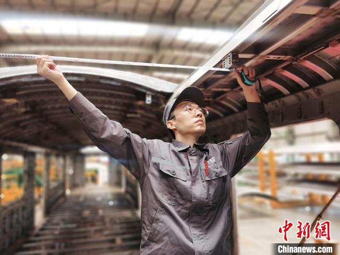 王漢卿在安裝車頂二次骨架吊。　受訪者供圖