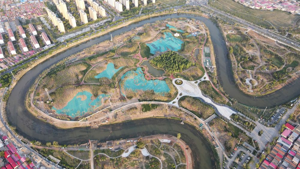 　圖為4月30日拍攝的河北滄州市區(qū)的大運(yùn)河“Ω”形河道。新華社發(fā)(傅新春 攝)