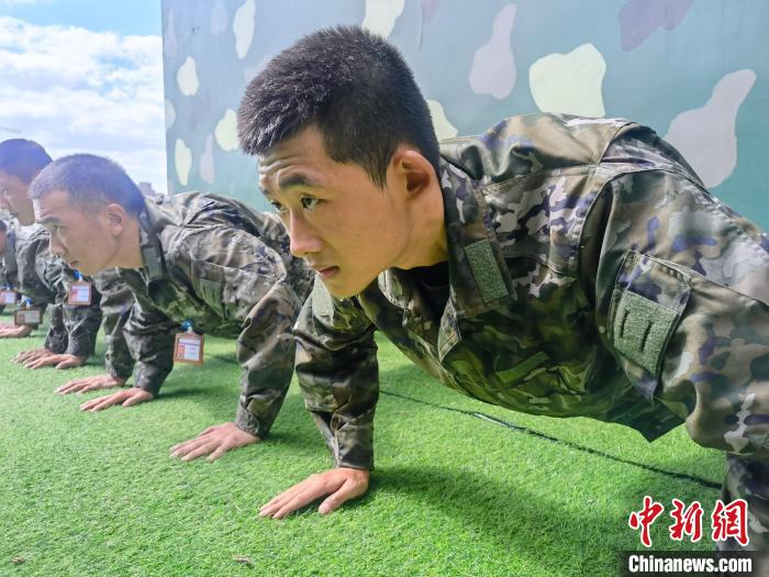 尤云龍正在和戰(zhàn)友進行體能訓練?！×志杆?攝