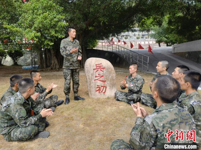 尤云龍為戰(zhàn)友講述父輩保家衛(wèi)國的故事?！＄姛樋?攝