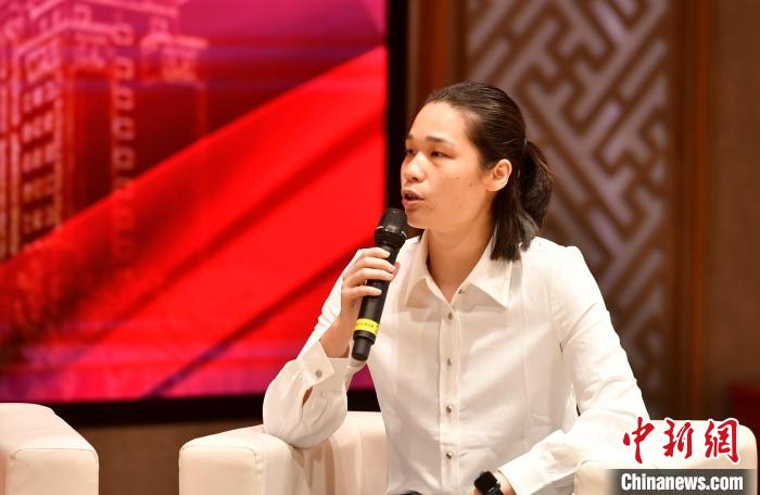 圖為林莉在福建師范大學(xué)分享會(huì)上發(fā)言?！蚊?攝