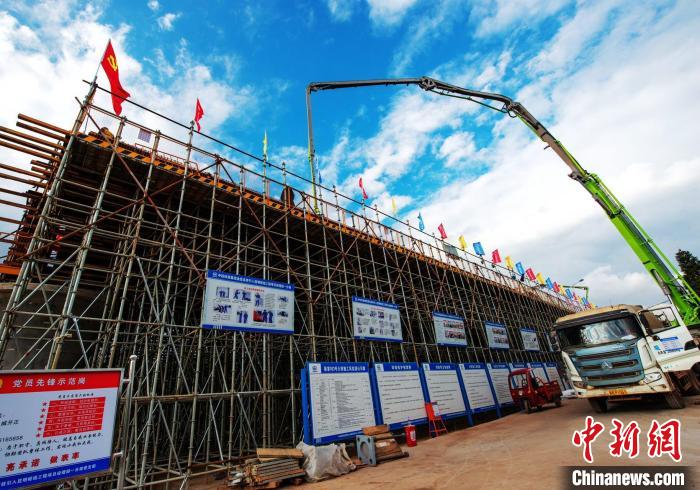 圖為渝昆高鐵云南段境內(nèi)首座大橋連續(xù)梁混凝土澆筑施工現(xiàn)場(chǎng)。　何呂鵬 攝