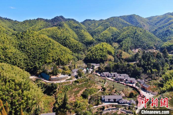 航拍江西井岡山市神山村，青山環(huán)繞，風(fēng)景秀美?！⒘?攝