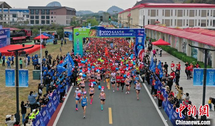 2022年龍虎山半程馬拉松鳴槍開(kāi)跑?！⒅剧?攝