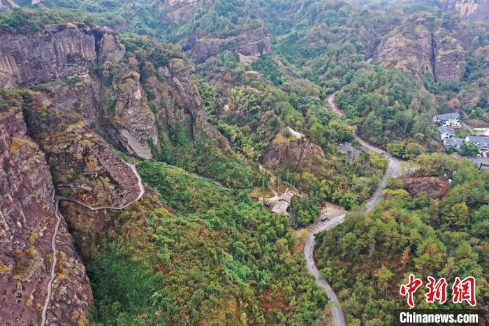 2022年龍虎山半程馬拉松鳴槍開(kāi)跑?！⒅剧?攝