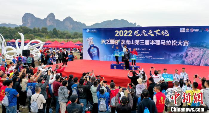2022年龍虎山半程馬拉松鳴槍開(kāi)跑?！⒅剧?攝