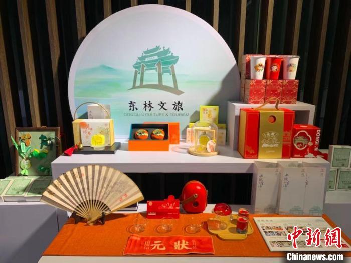 發(fā)展論壇現(xiàn)場(chǎng)展出的無(wú)錫城市文創(chuàng)作品?！O權(quán) 攝