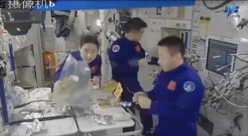 神舟十四號(hào)航天員在軌品嘗美食。圖片來源：中國(guó)載人航天工程辦公室官方微信