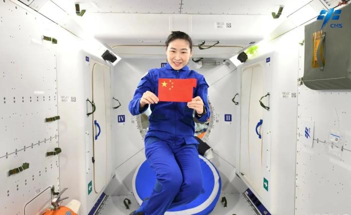 航天員劉洋背后是問天實(shí)驗(yàn)艙睡眠區(qū)。圖片來源：中國(guó)載人航天工程辦公室官方微信