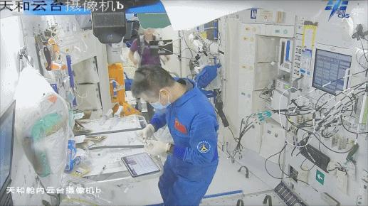 開展水樣微生物檢測(cè)。圖片來源：中國(guó)載人航天工程辦公室官方微信