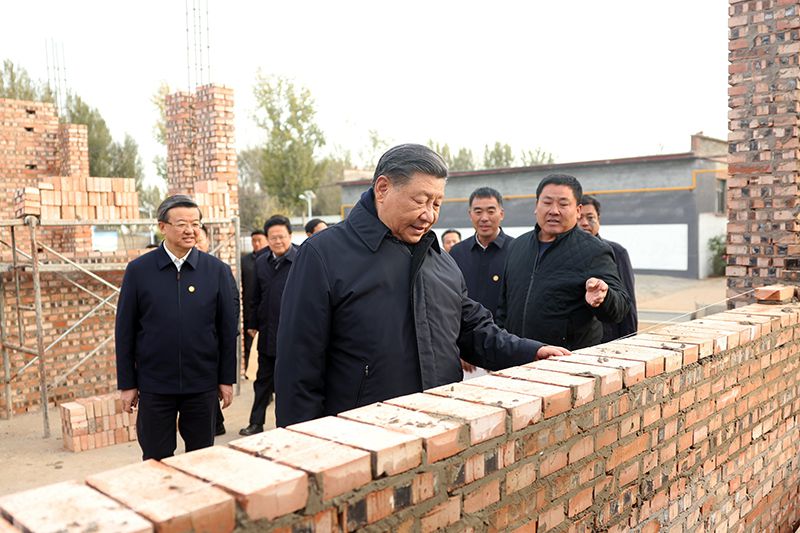 2023年11月10日，習(xí)近平總書記在河北保定涿州市刁窩鎮(zhèn)萬全莊村房屋重建施工現(xiàn)場考察。