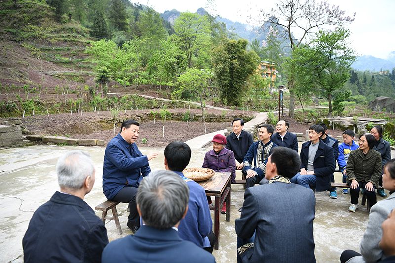 2019年4月15日，習(xí)近平總書記在重慶石柱土家族自治縣中益鄉(xiāng)華溪村同村民代表、基層干部、扶貧干部、鄉(xiāng)村醫(yī)生等圍坐在一起，共話脫貧攻堅(jiān)。