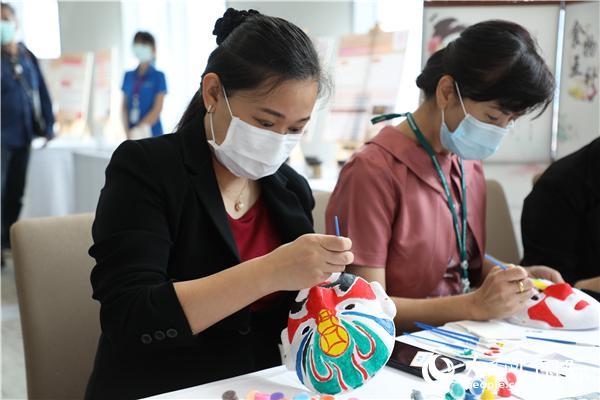 展覽會現(xiàn)場，泰國民眾體驗(yàn)畫臉譜。人民網(wǎng)記者 趙益普攝