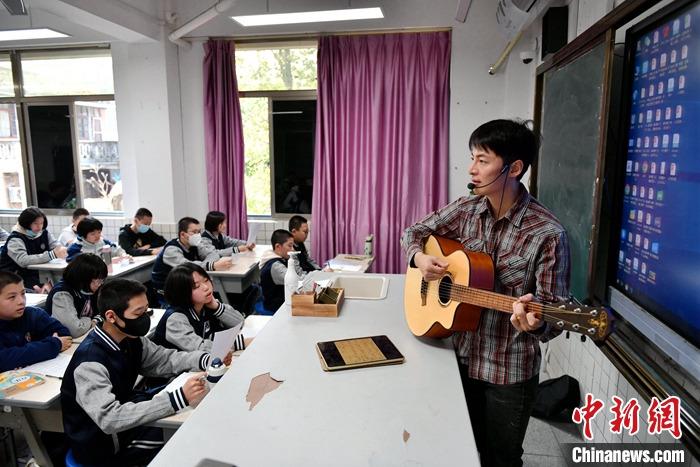 圖為3月16日，張家豪在福建福州延安中學(xué)教學(xué)。 <a target='_blank' href='/'><p  align=