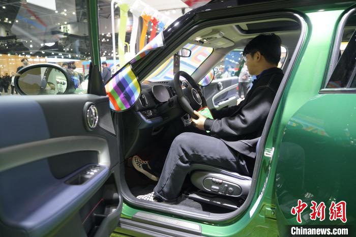 圖為觀眾在展會試駕車輛?！⑿?攝