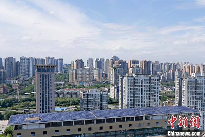 圖為輝騰能源在重慶市九龍坡區(qū)留學(xué)生創(chuàng)業(yè)園屋頂建設(shè)的光伏發(fā)電示范項(xiàng)目?！∈茉L企業(yè)供圖