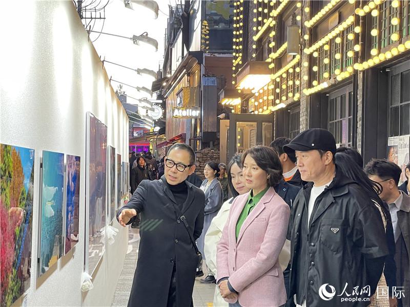 韓國中小風險企業(yè)部長官李永參觀梨泰院街頭藝術展。實習生 許鵬飛攝