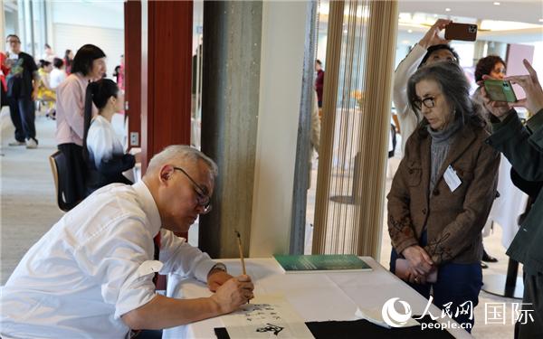 “聯(lián)合國中文日”慶?；顒由线M行了書法等中國文化展示。人民網(wǎng)記者 尚凱元攝