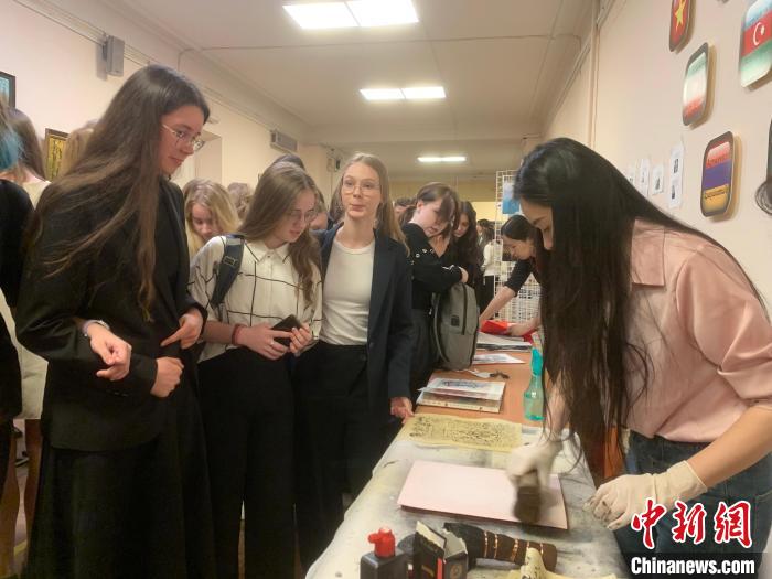 4月21日，莫斯科國立語言大學(xué)孔子學(xué)院附屬中學(xué)舉辦“國際中文日”活動，學(xué)生們體驗雕版印刷?！∧箍茋⒄Z言大學(xué)孔子學(xué)院 供圖