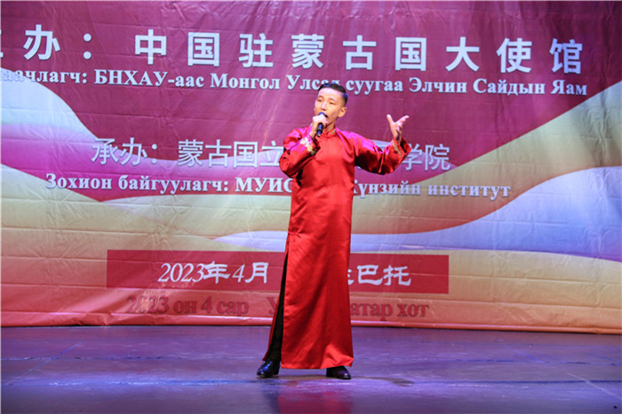 一等獎選手賀希格中學(xué)的包勒爾德表演貫口《玲瓏塔》。蒙古國立大學(xué)孔子學(xué)院供圖