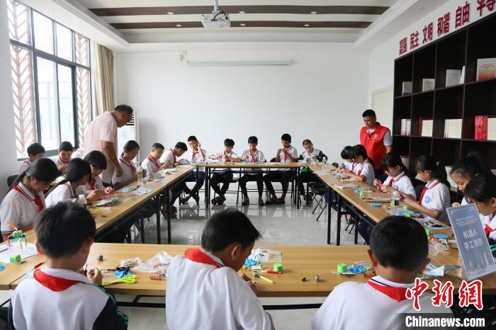 4月24日，中國航天日主題活動海南文昌分會場開展航天機器人手工創(chuàng)作體驗課。　符宇群 攝