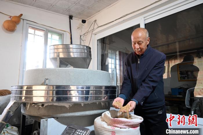 李家莊村民谷文朝重拾父輩的手藝，做起石磨面粉的營生?！〉杂鸺?攝