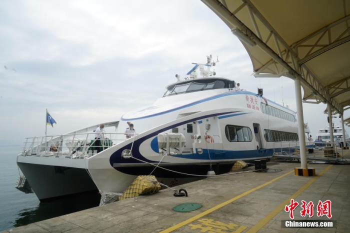 5月3日，“新捷安”輪載著157名乘客從廈門啟航前往金門，這是“新捷安”輪入列廈金航線后的首個航班。廈門海事局執(zhí)法人員對船舶進行了全面的開航前檢查，確保首航安全。“新捷安”輪總長43米、船寬10.5米、型深3.61米，載客量350人，是現(xiàn)有廈金客運航線參營客船中載客定額最大的雙體穿浪高速客船，用以替換原有的“捷安”輪。福建海事 供圖