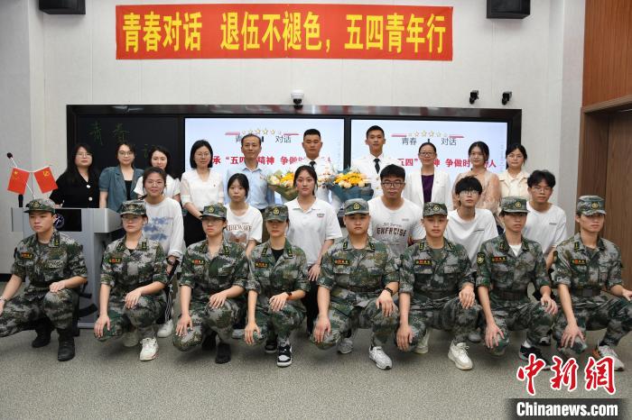 受邀功臣同師生代表合影?！≌闹菔型艘圮娙耸聞?wù)局供圖