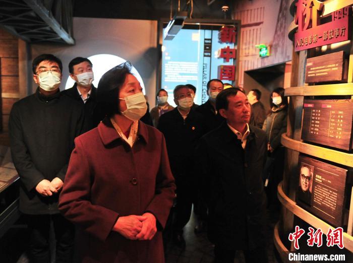 臺盟中央主席蘇輝近日率調(diào)研組赴吉林開展重點考察調(diào)研。圖為在長影舊址博物館考察吉林特色文化產(chǎn)業(yè)發(fā)展?！「啐埌?攝