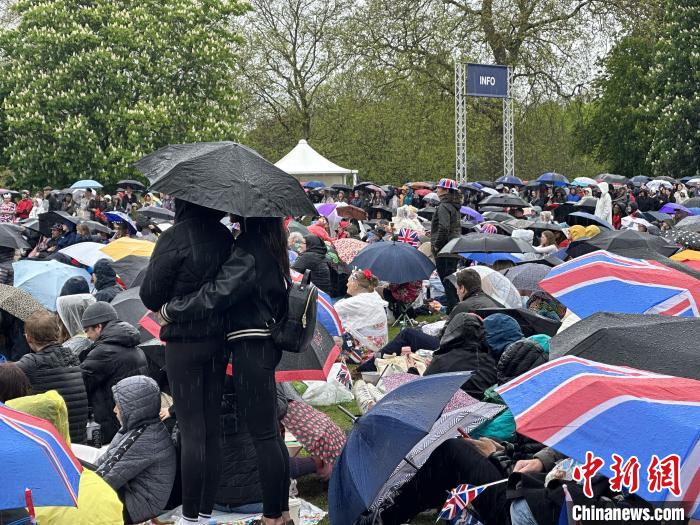 當(dāng)?shù)貢r間5月6日，英國國王查爾斯三世的加冕儀式舉行。民眾雨中觀看儀式?！W陽開宇 攝