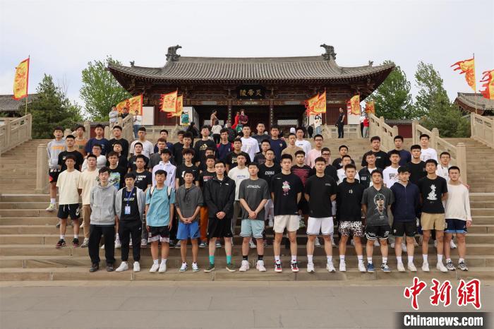 比賽結(jié)束后，兩岸學生參訪高平炎帝陵。　主辦方供圖