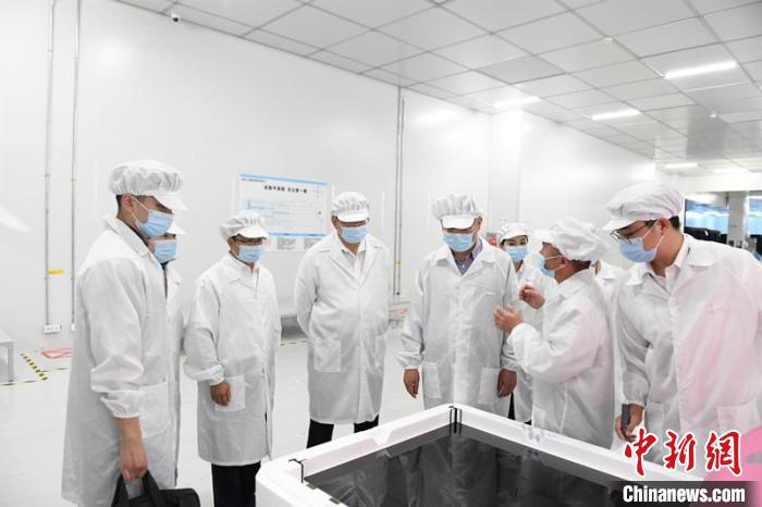 圖為蔡達(dá)峰一行在惠科電子(北海)科技產(chǎn)業(yè)園調(diào)研?！×趾?攝