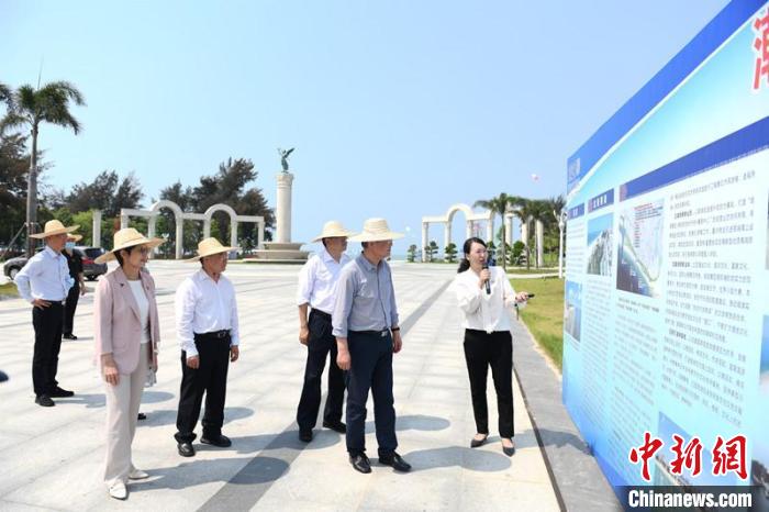 圖為蔡達(dá)峰一行了解北海銀灘景區(qū)改造提升工程情況?！×趾?攝